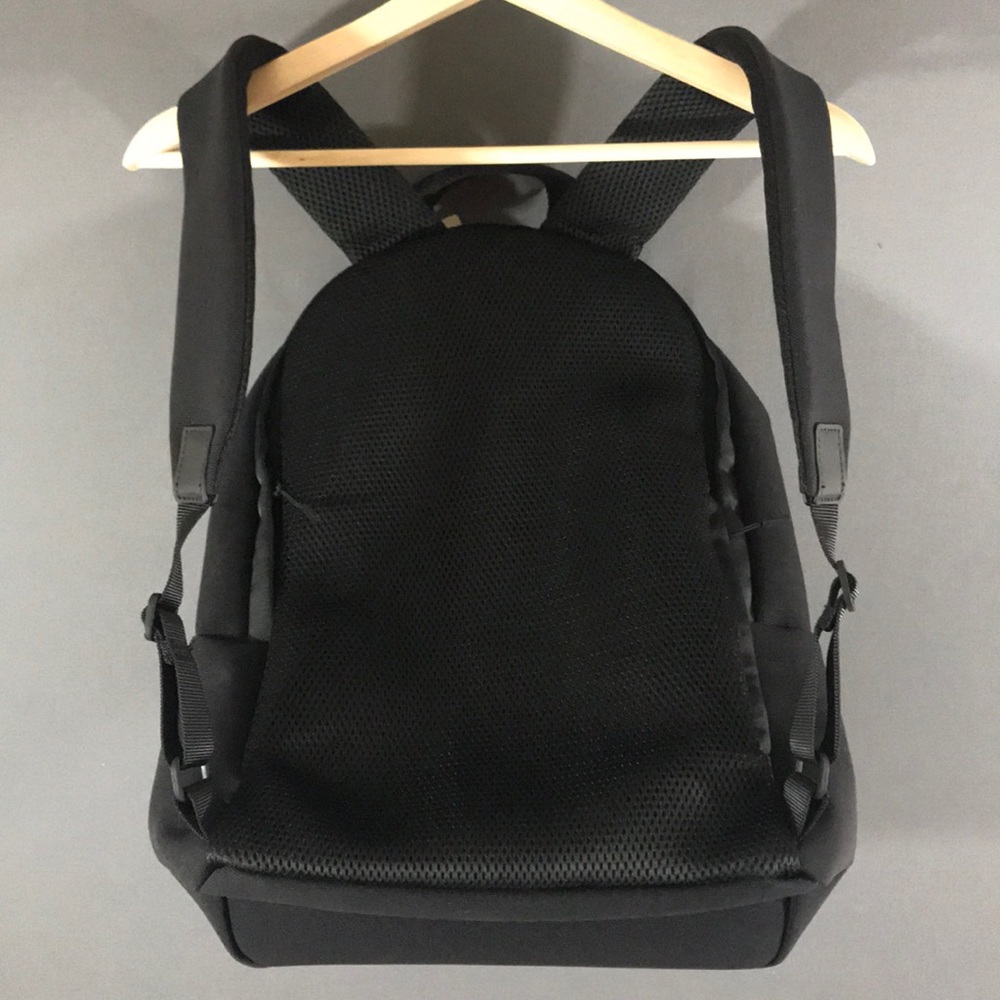 Lululemon everywhere backpack 17L $128 - Picture 3 of 8